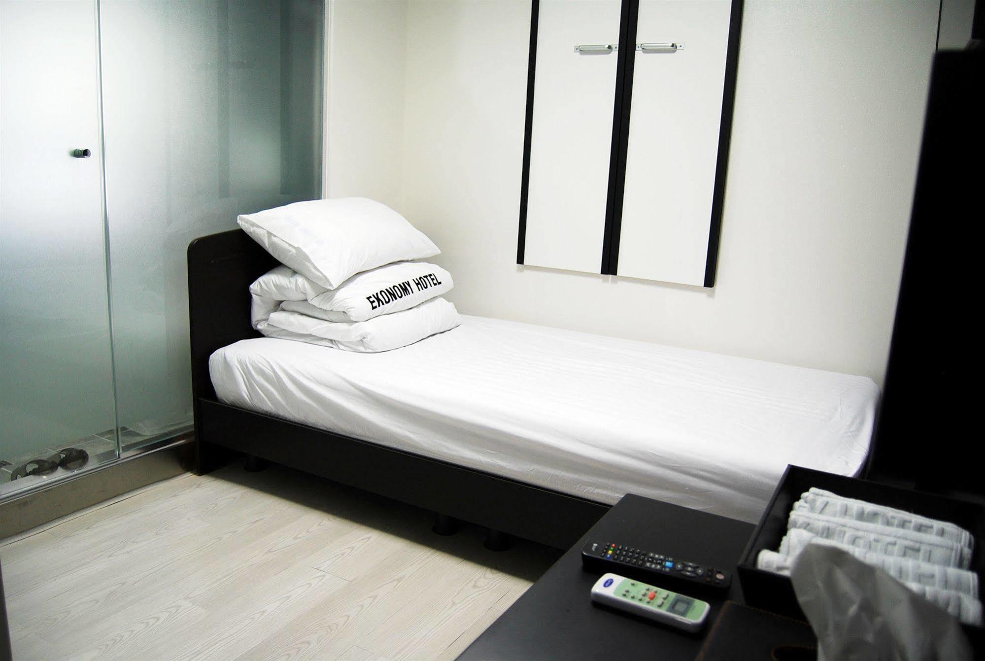 อีโคโนมี โฮเต็ล นัมโบ Motel ปูซาน ภายนอก รูปภาพ