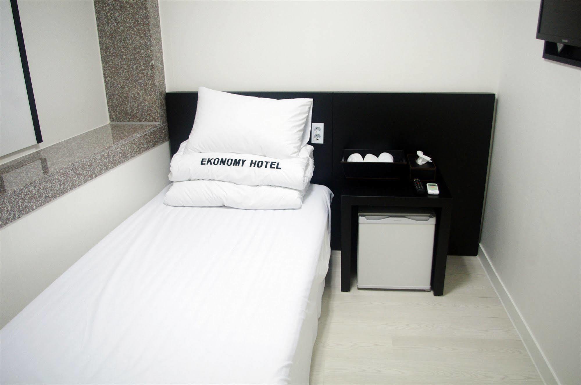 อีโคโนมี โฮเต็ล นัมโบ Motel ปูซาน ภายนอก รูปภาพ